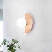 Wandlamp Loop , koraalrood, glazen bol opaal, metaal