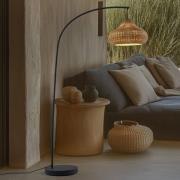 Lucande buiten vloerlamp Taniola, beige, rotan, 195cm, IP44