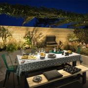 Philips LED wandlamp op zonne-energie Shroud, zwart/opaal, set van 2