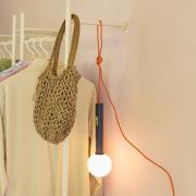 LED wandlamp Talk, blauw/oranje, lengte 30 cm, ijzer/glas